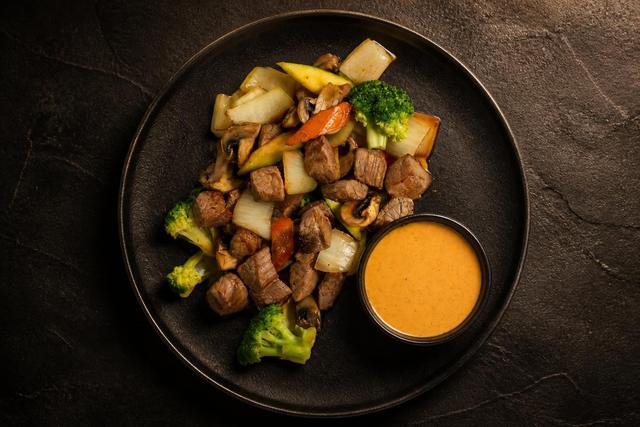 Hibachi steak with vegetables and dipping sauce